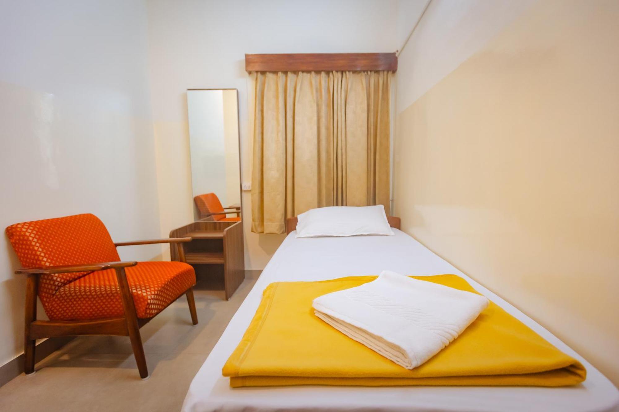 Sri Ramakrishna Hotel バンガロール エクステリア 写真